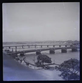 Vista de Ponte Sobre Rio em Cidade Não Identificada
