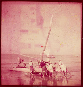 Homens Empurrando Barco ao Mar